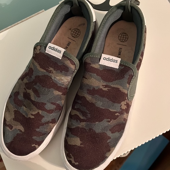 Men’s Adidas slip on sneakers - Picture 2 of 3